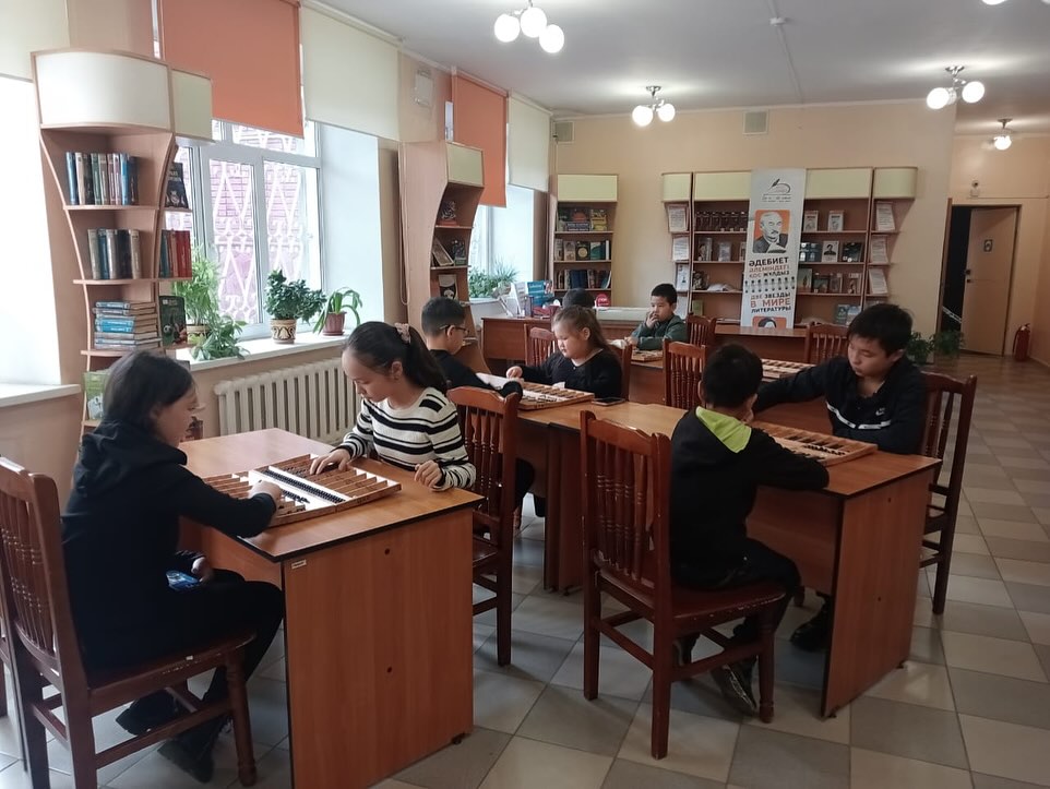 ШҚО балалар және жасөспірімдер кітапханасы, тоғызқұмалақ үйірме мүшелері кезекті жаттығулары үстінде.