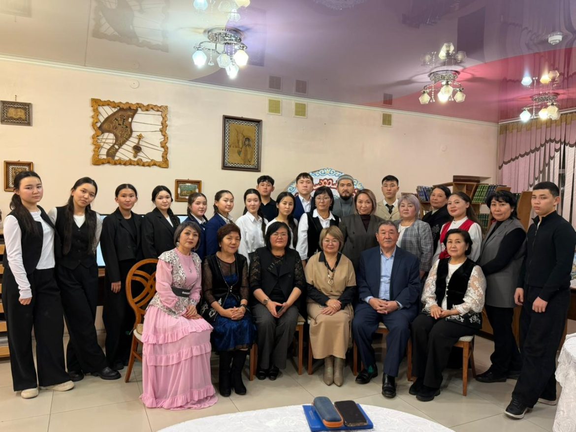 «Кітапханадағы қымызхана» бағдарламасының кезекті саны КСРО және Қазақ КСР оқу ағарту ісінің, «ҚР Білім беру ісінің үздігі», аңыз әрі абыз педагог Жәдігер Есімханұлы Қазыкеновке арналды.