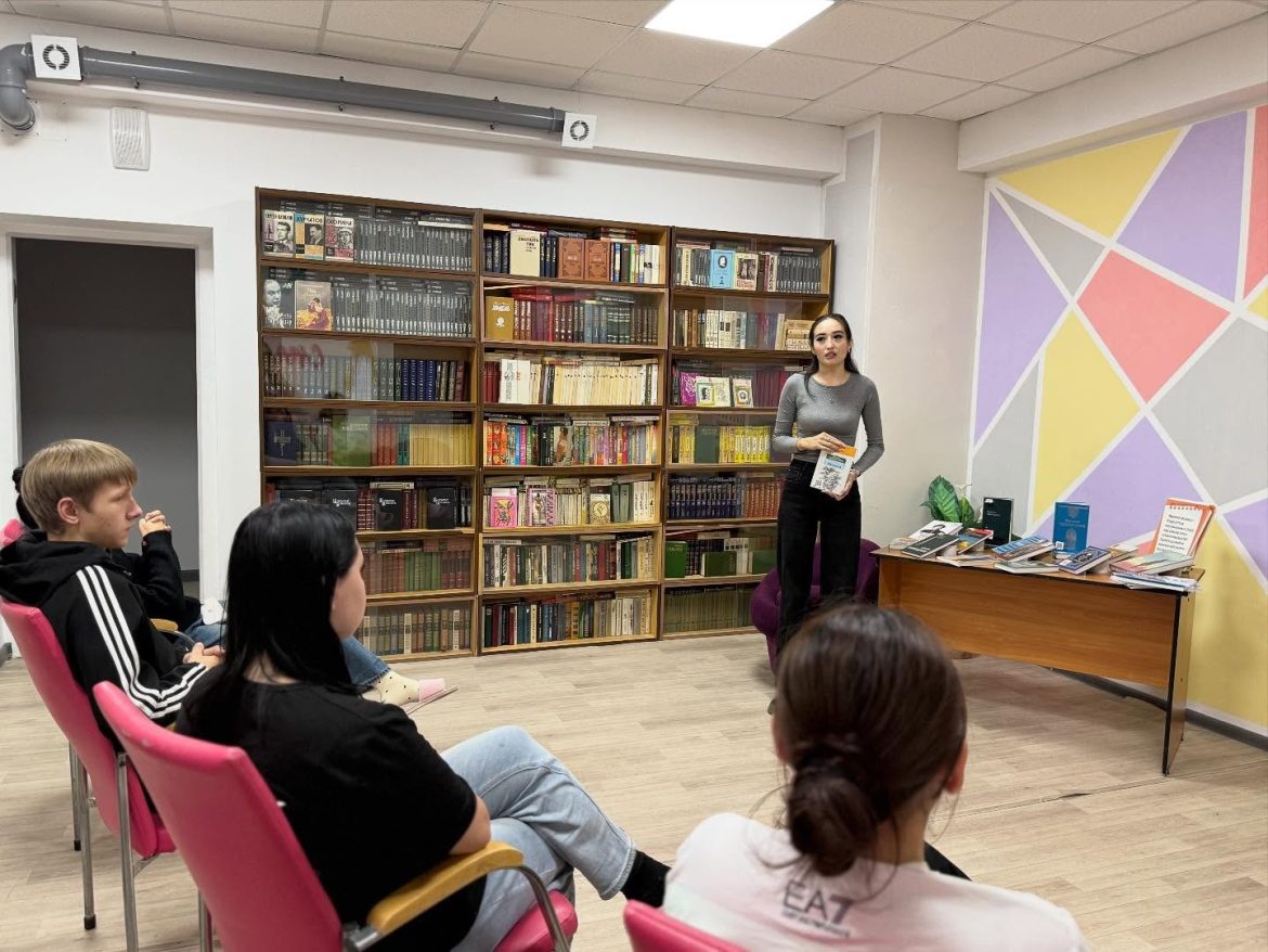 В рамках республиканской акции «Одна страна — одна книга» для студентов молодежной студии «KITAPstyle» состоялась встреча, посвящённая роману Ж. Нәжімеденова «Кішкентай». Участники читали отрывки из произведения, обсуждали ключевые эпизоды и делились своими впечатлениями о героях. Беседа о детстве, нравственных ценностях, любви к Родине и силе человеческого духа стала вдохновляющим диалогом. Студенты проявили большой интерес к казахстанской литературе и выбрали новые книги для чтения.