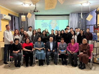 Кітапханада жазушы, аудармашы, филология ғылымдарының кандидаты, Қазақстанның еңбек сіңірген журналисі Айтмұхамбет Қасымовпен шығармашылық кездесу өтті.