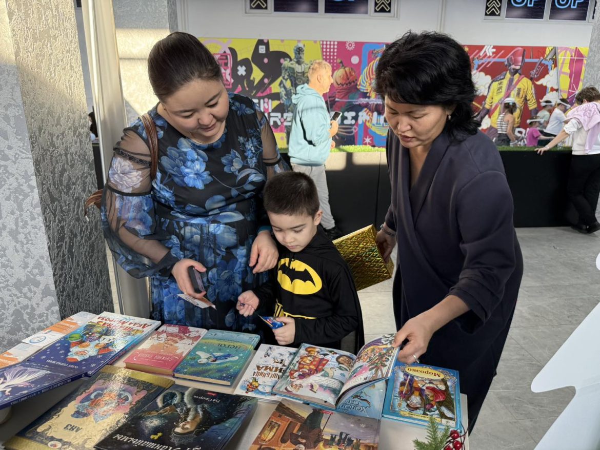 «Гостиный двор» сауда кешенінде «Кітаппен жаңа жылға!» атты мерекелік кітап көрмесі өтті