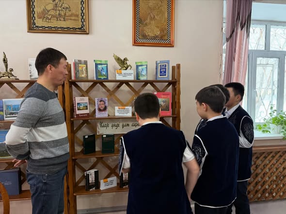 Ақын, журналист Ұлықбек Есдәулеттің шығармашылығына арналған көрмені таныстырды.